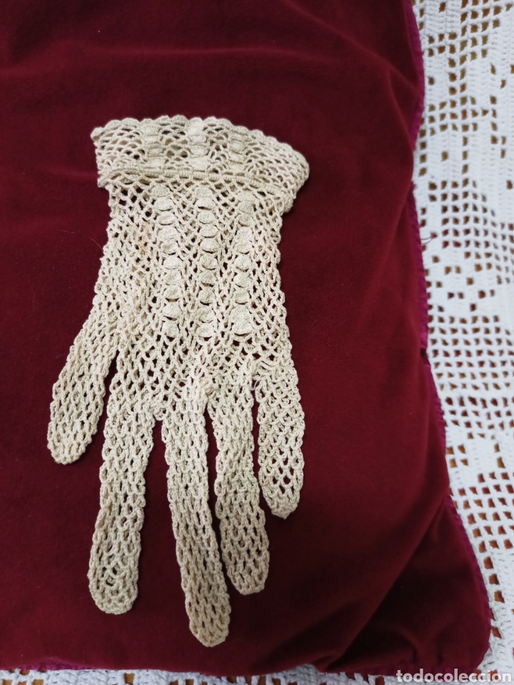 Antigüedades: Antiguos guantes a ganchillo color beis, son pequeños ,como de niña. - Foto 3 - 270691288