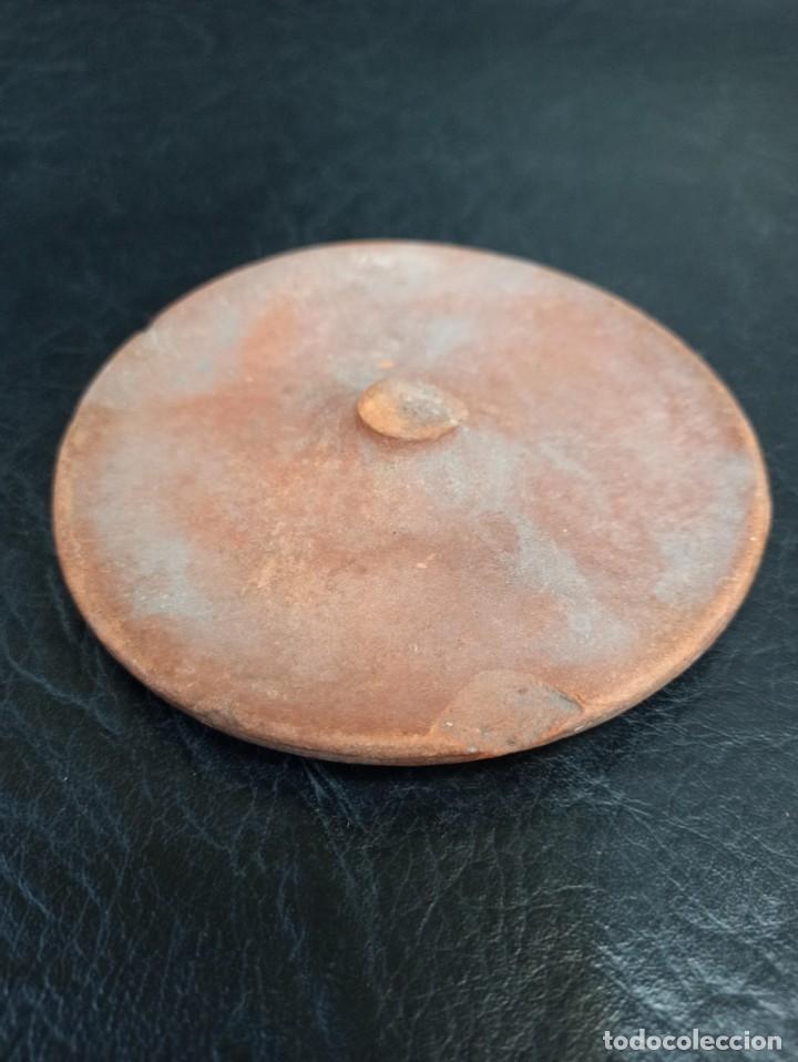 Antig&uuml;edades: Peque&ntilde;a tapa de barro. C6 - Foto 1