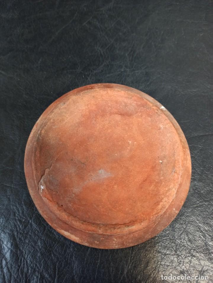 Antig&uuml;edades: Peque&ntilde;a tapa de barro. C6 - Foto 2