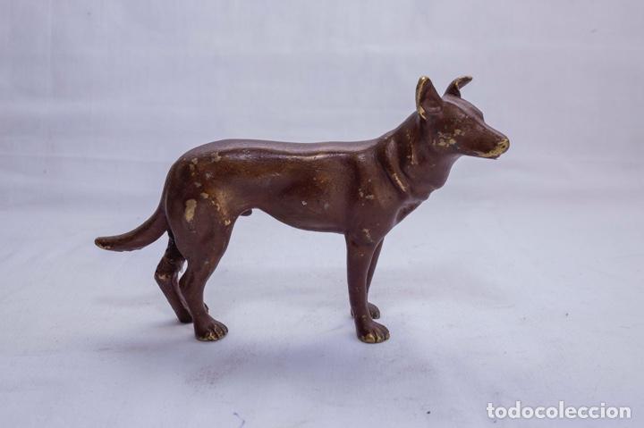 Antiguidades: Perro de bronce