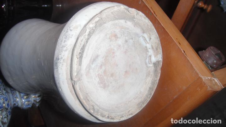 Antig&uuml;edades: albarelo de talavera blanco S. XVIII - Foto 3