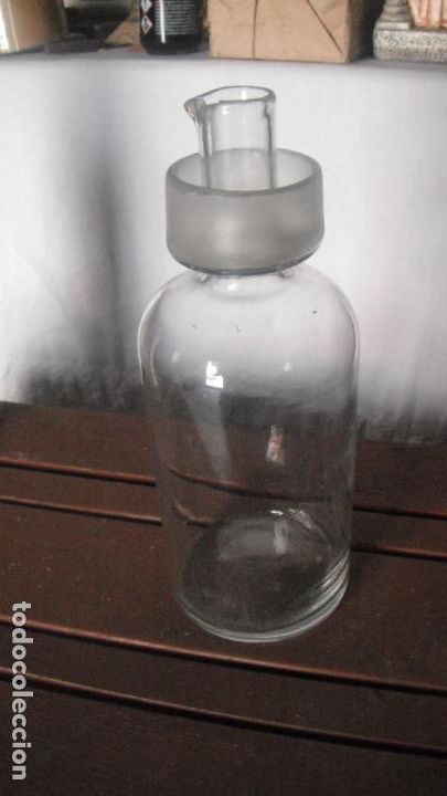 Antiquit&eacute;s: frasco de farmacia de cristal soplado y esmerilado