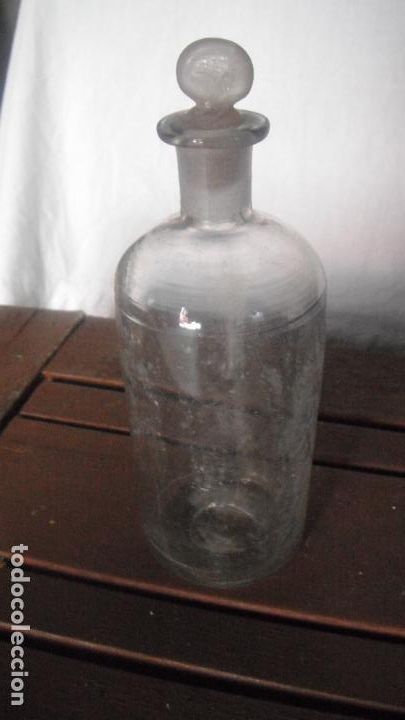 Antiquit&eacute;s: frasco de farmacia de cristal soplado con tap&oacute;n esmerilado