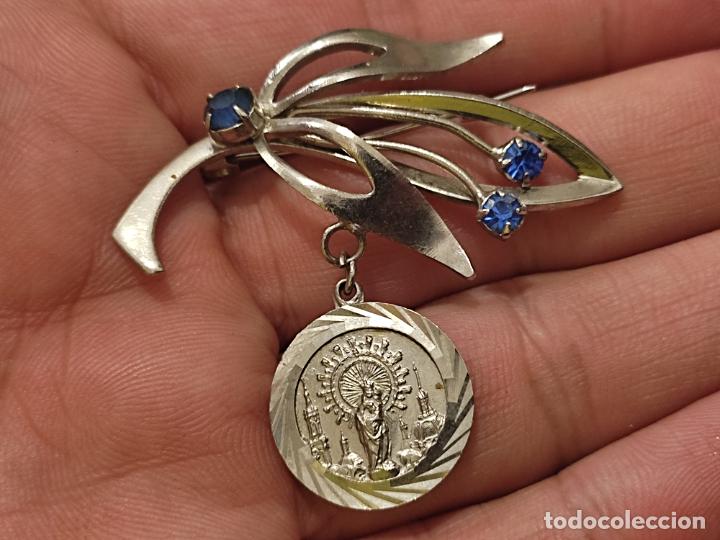 Antig&uuml;edades: VIRGEN PILAR HOJA METAL PIEDRAS AZULES MEDALLA 5 CMS ANCHO