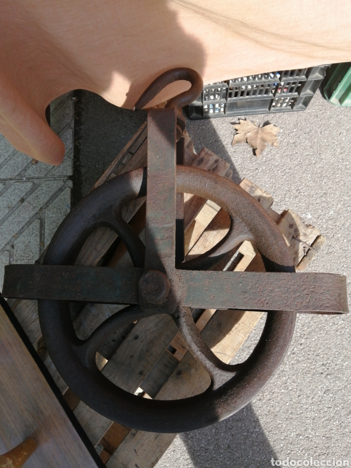 Antig&uuml;edades: Polea de pozo antigua - Foto 1