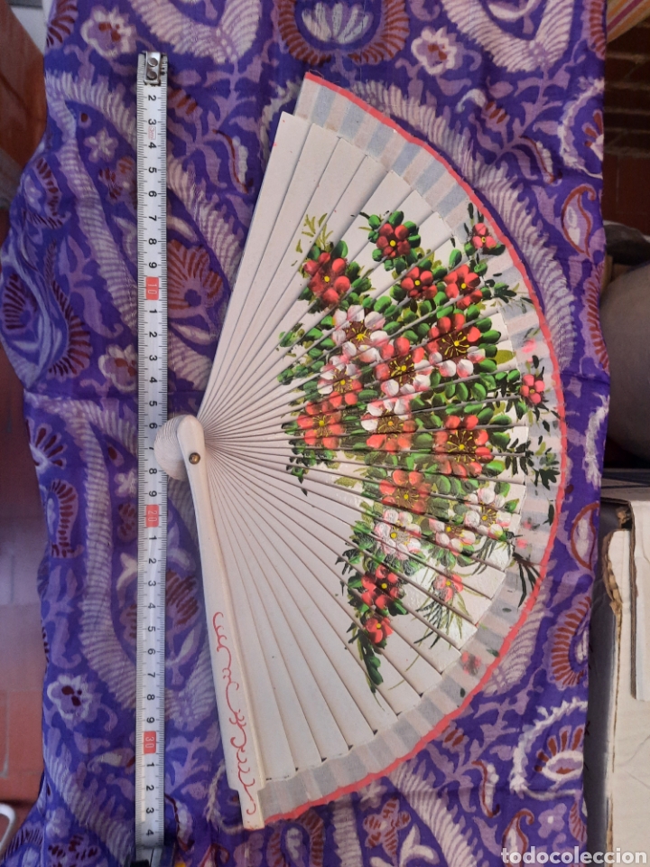 Antig&uuml;edades: Abanico madera lacada pintado a mano. - Foto 4
