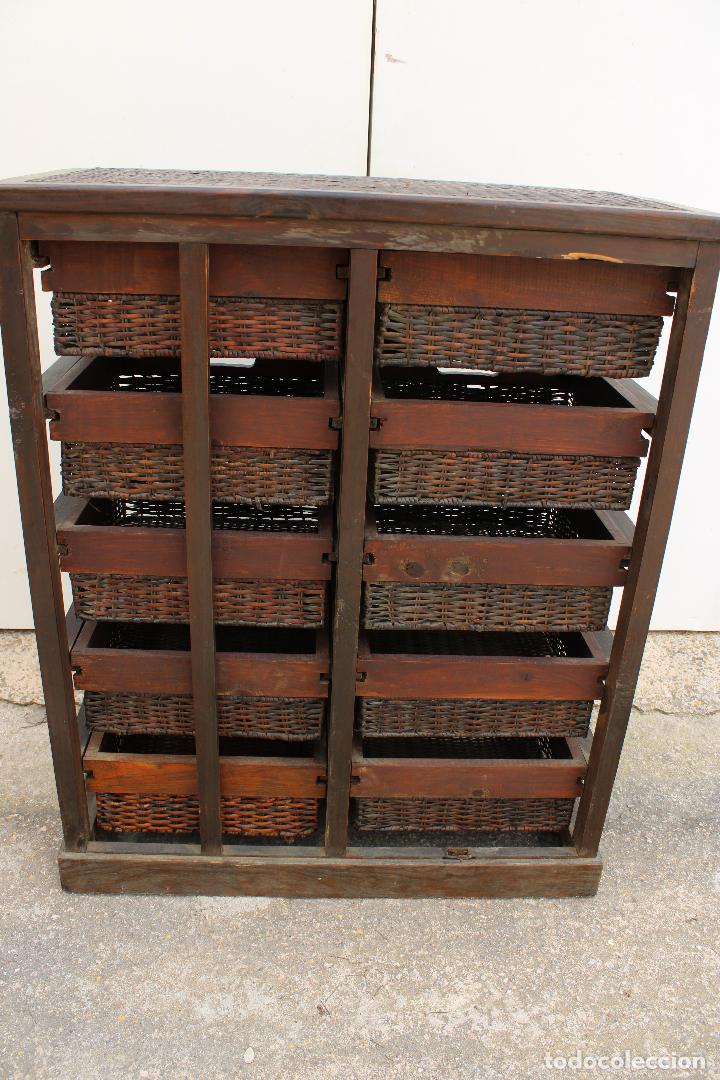 Antig&uuml;edades: mueble comoda con cajones madera y mimbre - Foto 2