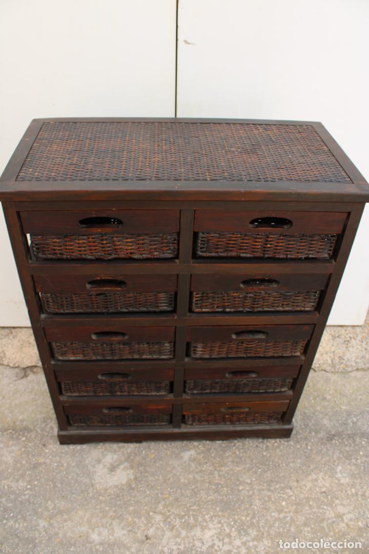 Antig&uuml;edades: mueble comoda con cajones madera y mimbre - Foto 4