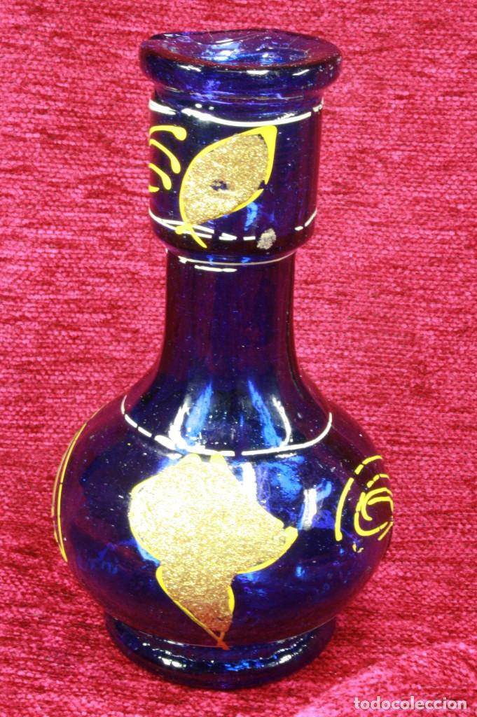 Antiquit&eacute;s: Jarr&oacute;n peque&ntilde;o de vidrio azul. Pintado. Small blue glass vase. Painted.