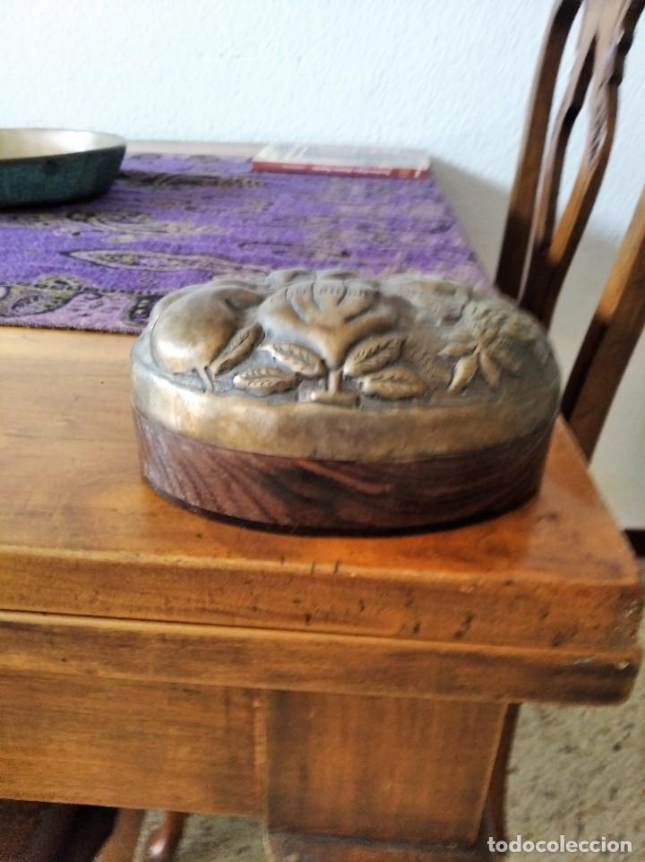 Antig&uuml;edades: CAJA DE MADERA CON LATON REPUJADO - Foto 1