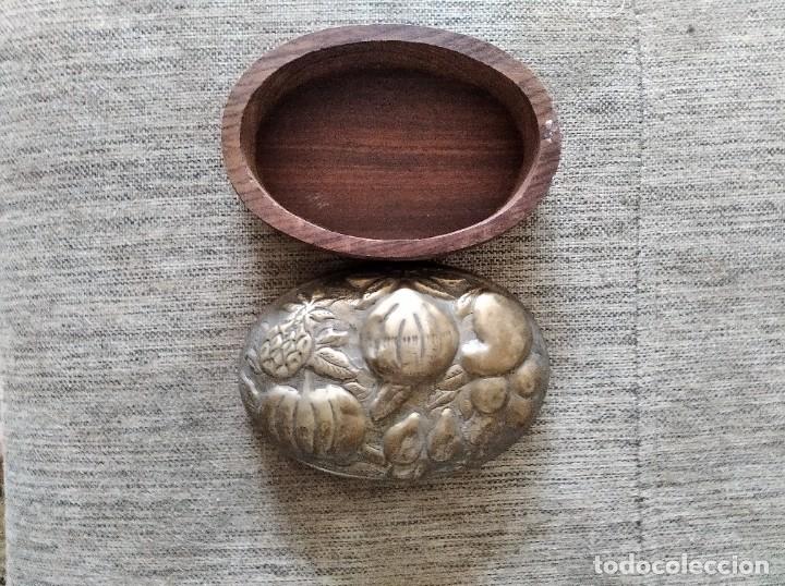 Antig&uuml;edades: CAJA DE MADERA CON LATON REPUJADO - Foto 4