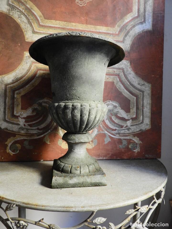 Antigüedades: BONITA COPA DE HIERRO EN TONO GRIS VERDOSO ALTURA 43 CM - Foto 4 - 272448153