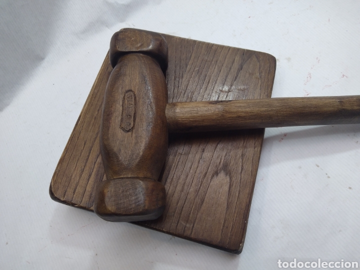 Antig&uuml;edades: ANTIGUO MAZO CON TABLA DE SALA DE SUBASTAS - Foto 1