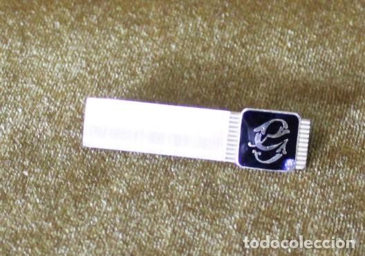 Antig&uuml;edades: Pasador de corbata dorado con esmalte - Foto 1