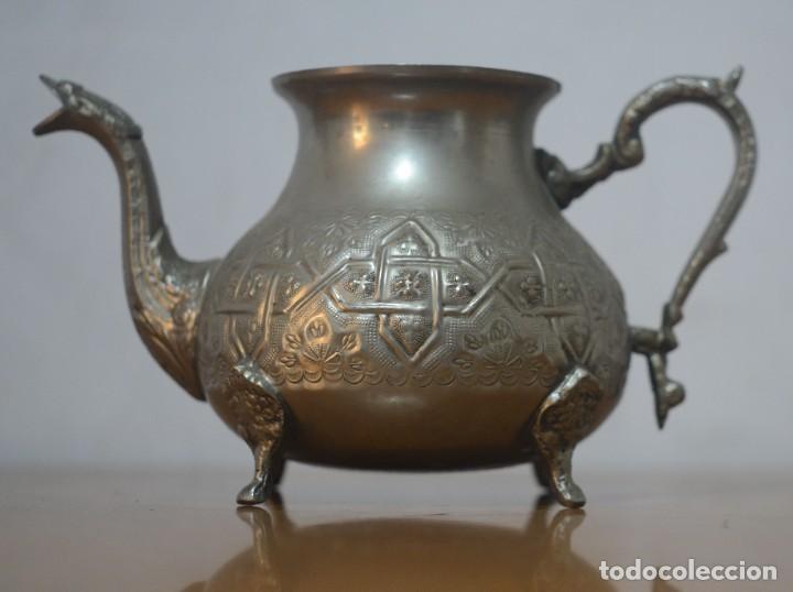 Antig&uuml;edades: Tetera de lat&oacute;n de estilo arabe - Foto 1