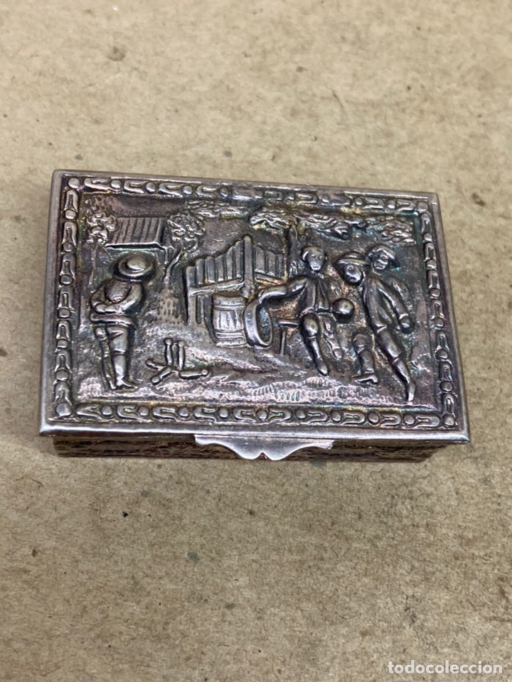 Antig&uuml;edades: Cajita de plata con relieves/K02 - Foto 2