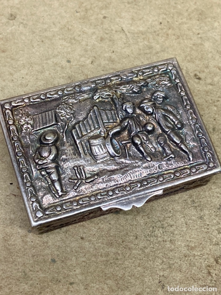 Antig&uuml;edades: Cajita de plata con relieves/K02 - Foto 1