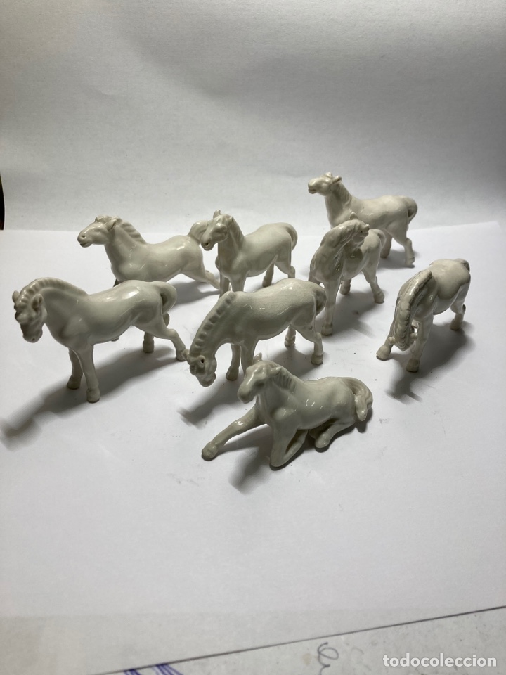 Antiques: Ocho figuritas de porcelana de caballos peque&ntilde;as 6x4