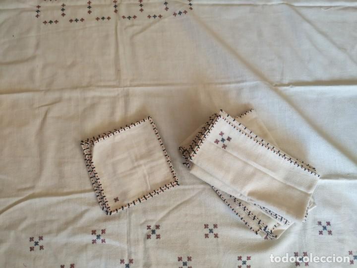 Antigüedades: Antiguo mantel bordado a mano con 6 servilletas grandes y 6 pequeñas. Medidas: 140 x 162 cm. - Foto 2 - 273024118