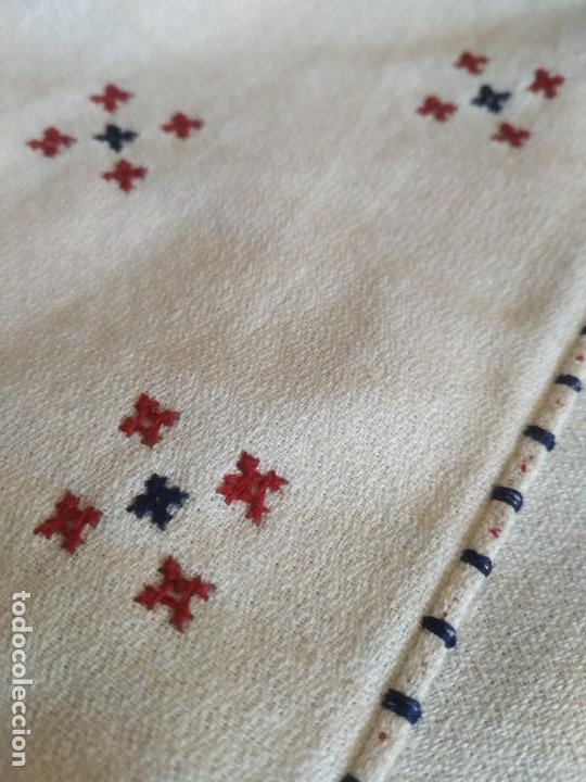 Antigüedades: Antiguo mantel bordado a mano con 6 servilletas grandes y 6 pequeñas. Medidas: 140 x 162 cm. - Foto 5 - 273024118
