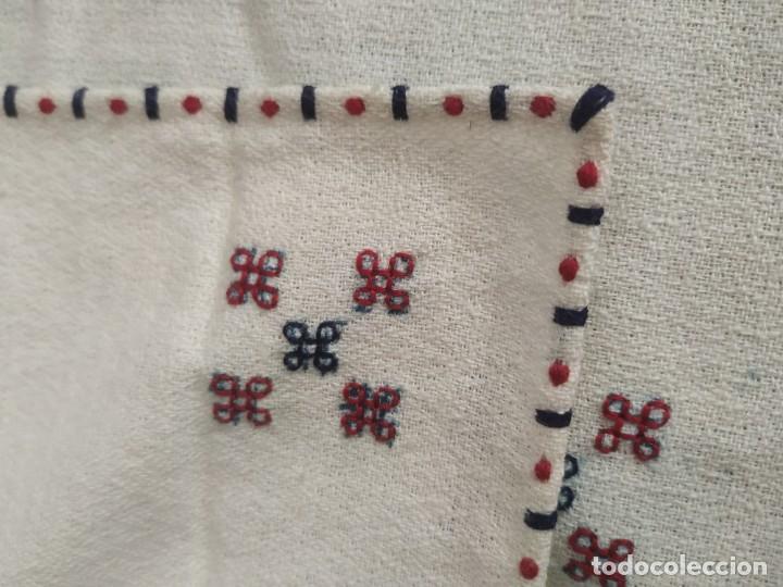 Antigüedades: Antiguo mantel bordado a mano con 6 servilletas grandes y 6 pequeñas. Medidas: 140 x 162 cm. - Foto 7 - 273024118