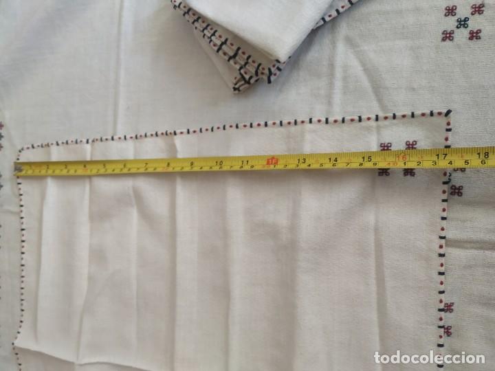 Antigüedades: Antiguo mantel bordado a mano con 6 servilletas grandes y 6 pequeñas. Medidas: 140 x 162 cm. - Foto 8 - 273024118