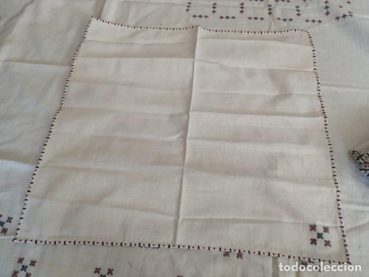 Antigüedades: Antiguo mantel bordado a mano con 6 servilletas grandes y 6 pequeñas. Medidas: 140 x 162 cm. - Foto 10 - 273024118