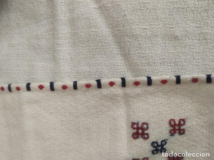 Antigüedades: Antiguo mantel bordado a mano con 6 servilletas grandes y 6 pequeñas. Medidas: 140 x 162 cm. - Foto 11 - 273024118