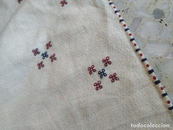 Antigüedades: Antiguo mantel bordado a mano con 6 servilletas grandes y 6 pequeñas. Medidas: 140 x 162 cm. - Foto 12 - 273024118