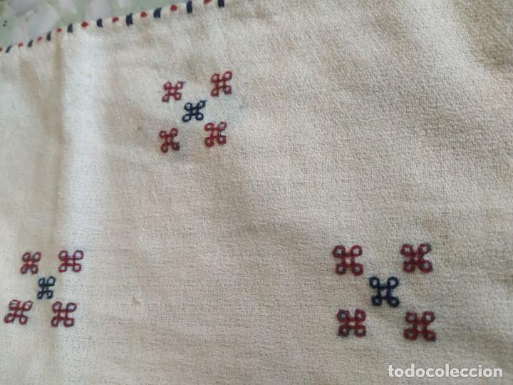 Antigüedades: Antiguo mantel bordado a mano con 6 servilletas grandes y 6 pequeñas. Medidas: 140 x 162 cm. - Foto 13 - 273024118