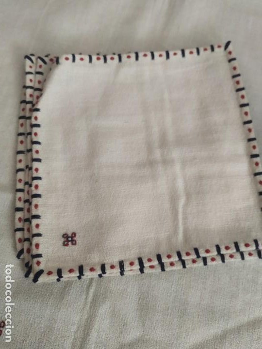 Antigüedades: Antiguo mantel bordado a mano con 6 servilletas grandes y 6 pequeñas. Medidas: 140 x 162 cm. - Foto 14 - 273024118