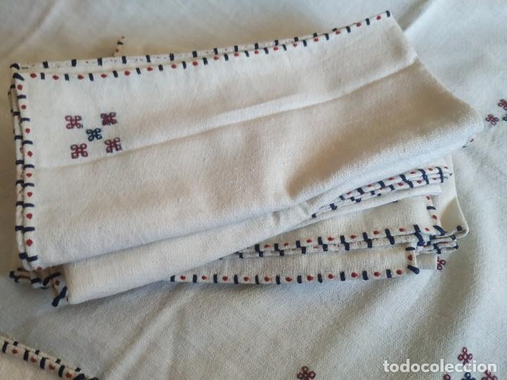 Antigüedades: Antiguo mantel bordado a mano con 6 servilletas grandes y 6 pequeñas. Medidas: 140 x 162 cm. - Foto 15 - 273024118