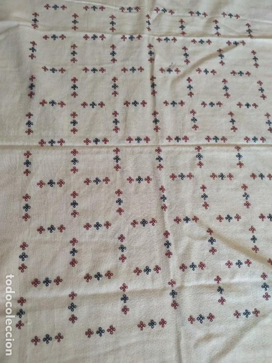 Antigüedades: Antiguo mantel bordado a mano con 6 servilletas grandes y 6 pequeñas. Medidas: 140 x 162 cm. - Foto 16 - 273024118