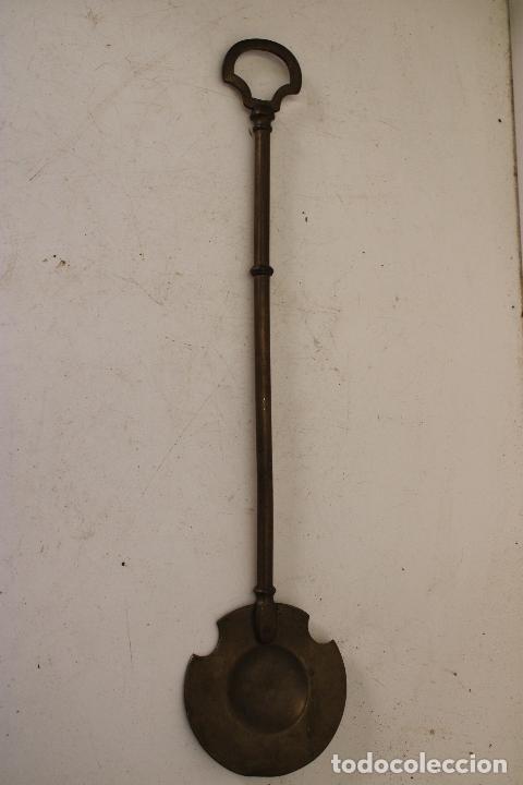 Antig&uuml;edades: antigua rasera de bronce - Foto 2