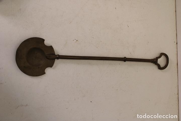 Antig&uuml;edades: antigua rasera de bronce - Foto 1