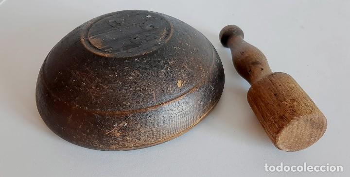 Antig&uuml;edades: Cuenco y maja de madera primitivo antiguo - Foto 5