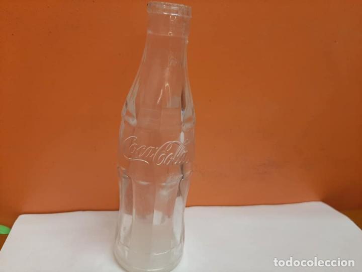 Antiguidades: salero con forma de botella de coca cola