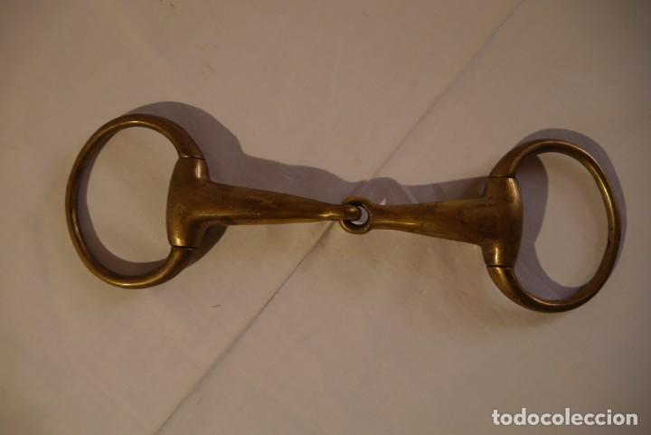 Antig&uuml;edades: Filete de anillas en bronce para montar a caballo - Foto 2