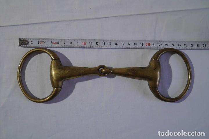 Antig&uuml;edades: Filete de anillas en bronce para montar a caballo - Foto 3