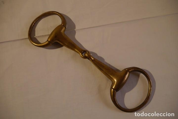 Antig&uuml;edades: Filete de anillas en bronce para montar a caballo - Foto 4
