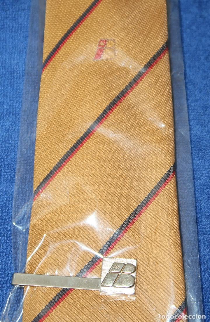 Antig&uuml;edades: Corbata de uniforme oficial de Iberia + Pasacorbata oficial - Foto 2