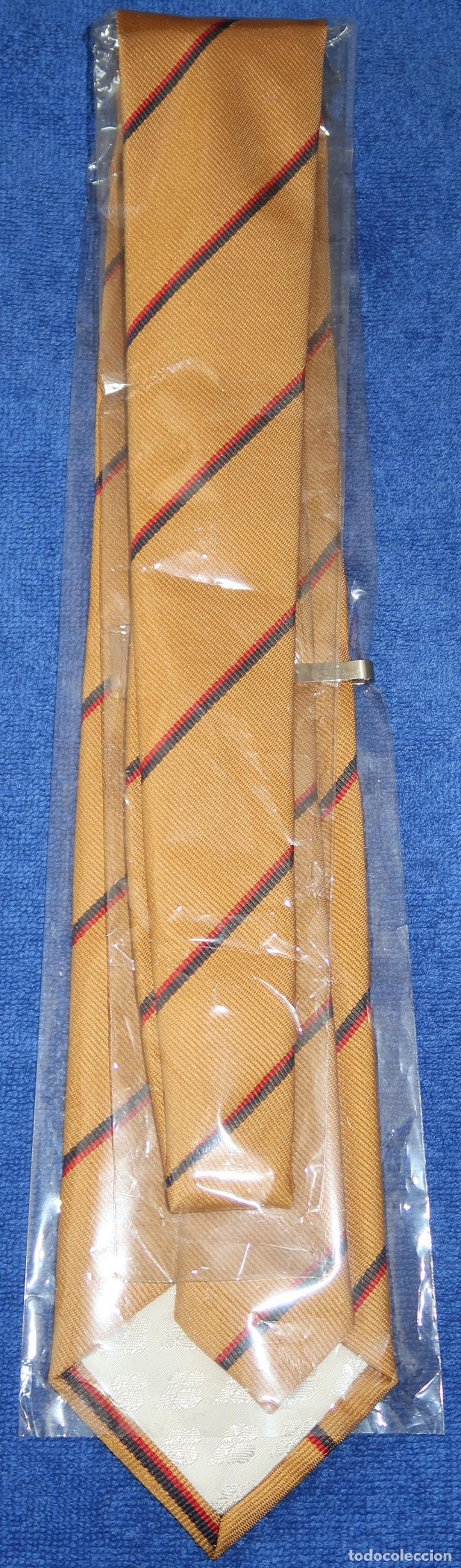 Antig&uuml;edades: Corbata de uniforme oficial de Iberia + Pasacorbata oficial - Foto 3