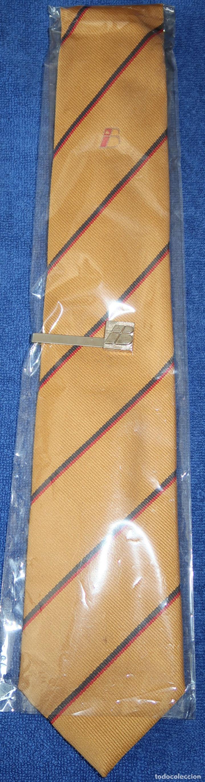 Antig&uuml;edades: Corbata de uniforme oficial de Iberia + Pasacorbata oficial - Foto 1