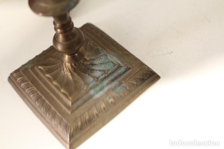 Antig&uuml;edades: pareja de candelabros de bronce - Foto 2