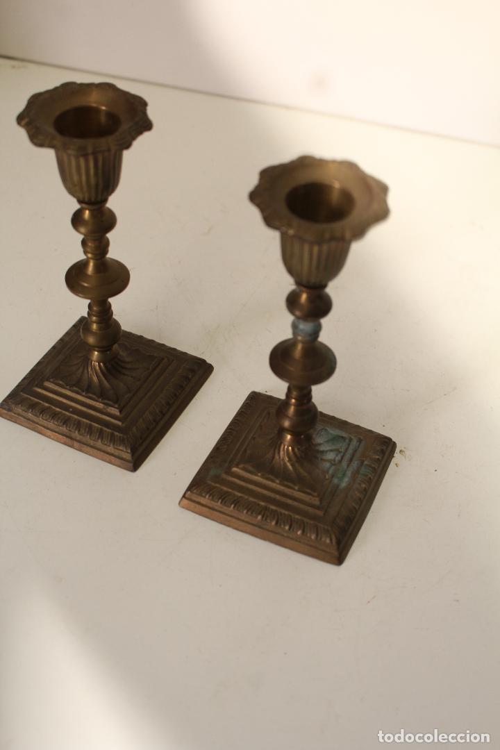 Antig&uuml;edades: pareja de candelabros de bronce - Foto 3