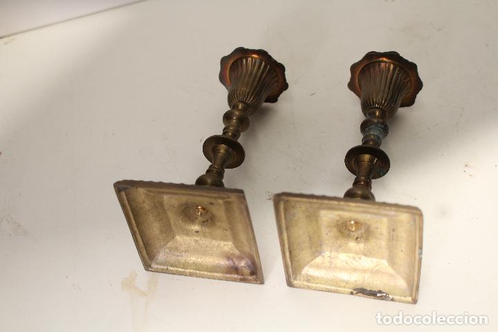 Antig&uuml;edades: pareja de candelabros de bronce - Foto 4