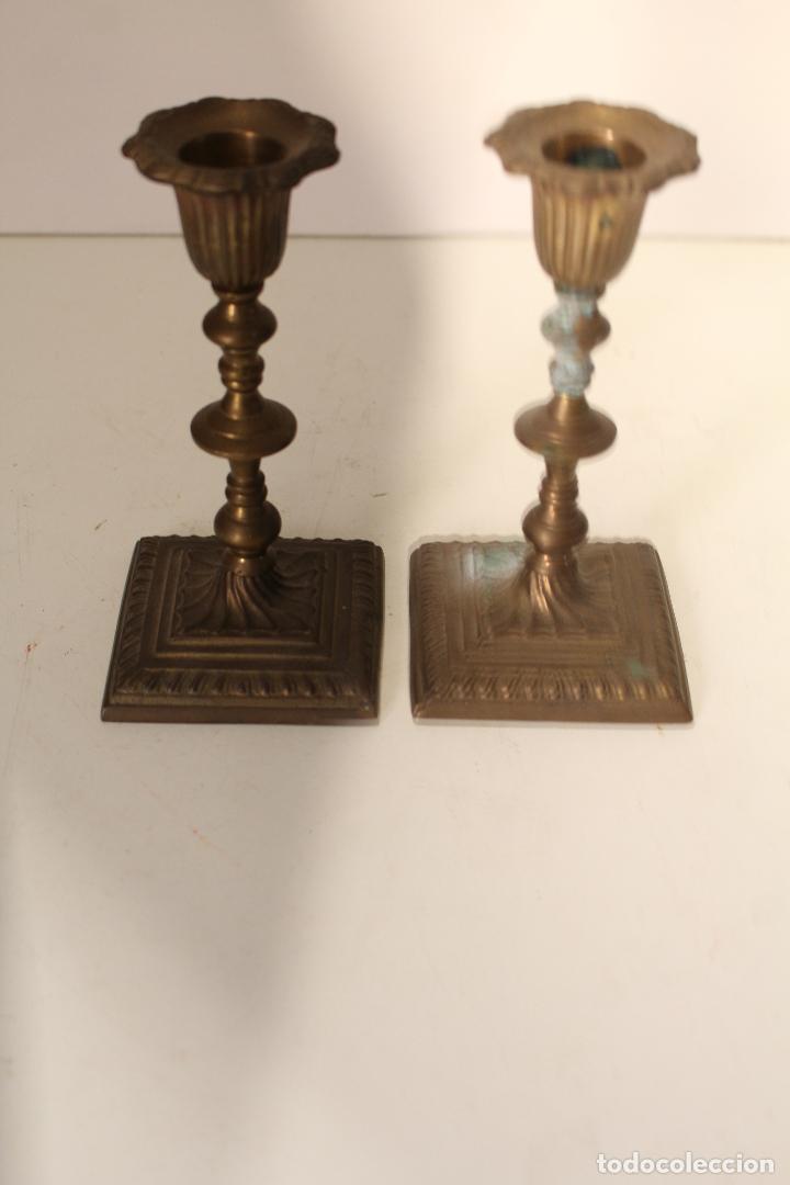 Antig&uuml;edades: pareja de candelabros de bronce - Foto 5