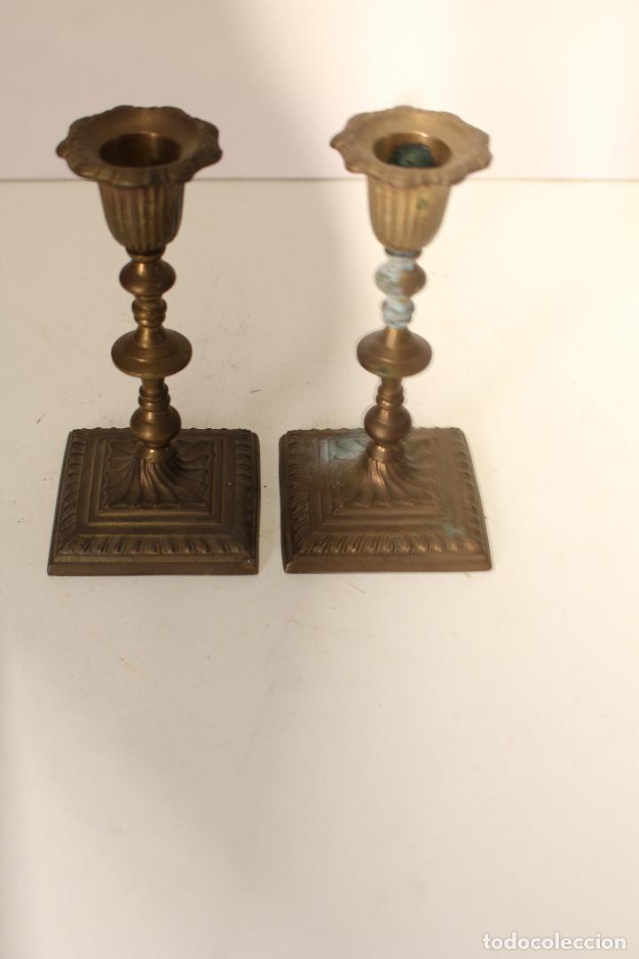 Antig&uuml;edades: pareja de candelabros de bronce - Foto 1