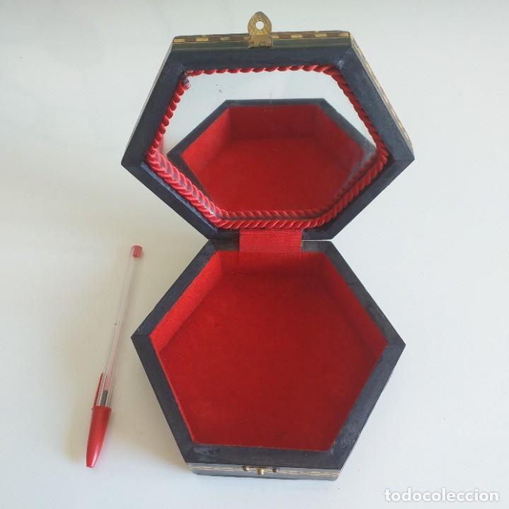 Antig&uuml;edades: Caja-joyero hexagonal. Taracea de Granada. - Foto 2