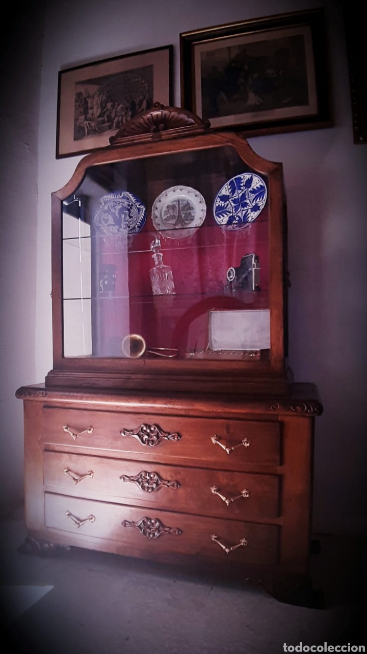 Antiques: Mueble auxiliar con vitrina y cajones